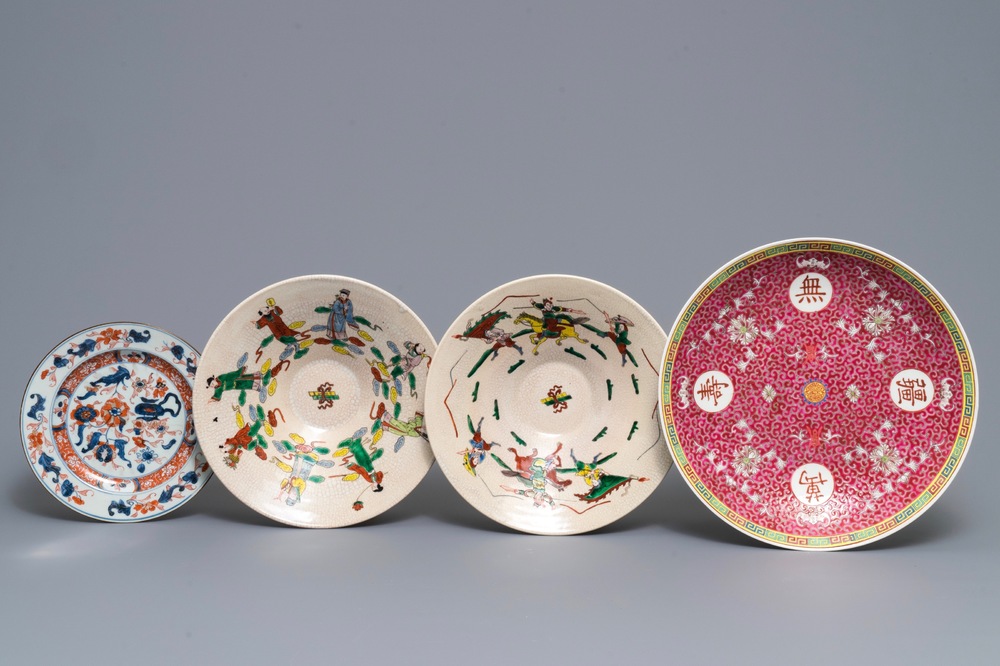Twee Chinese Nanking famille verte kommen, een Imari-stijl en een famille rose bord, 18/20e eeuw