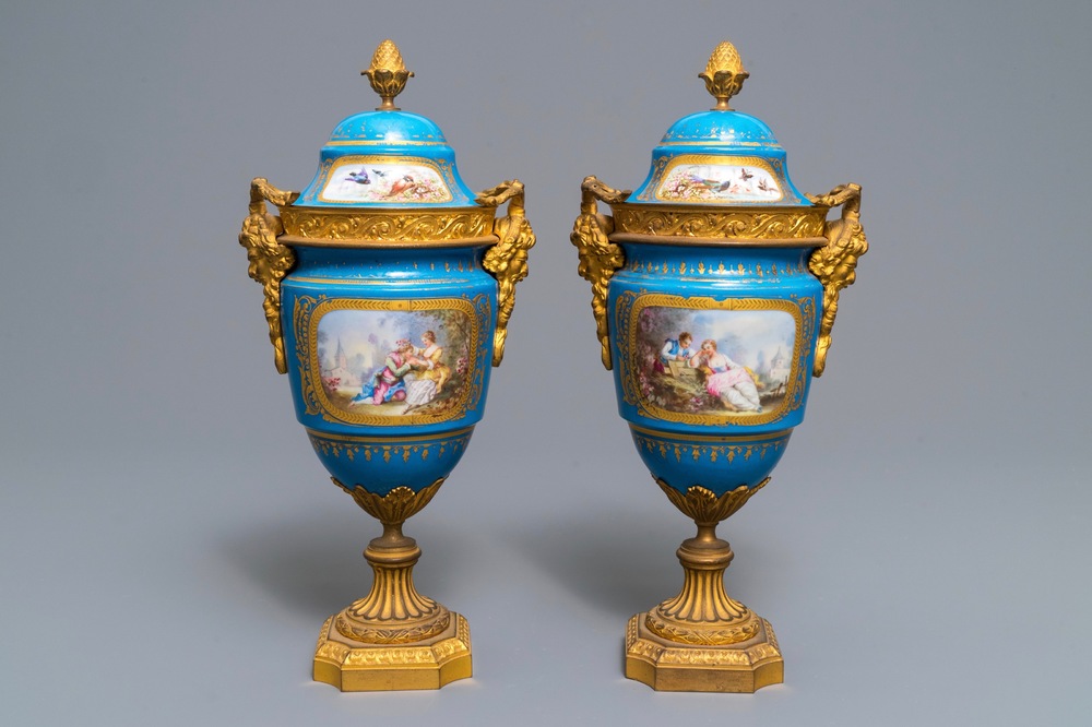 Een paar S&egrave;vres-stijl 'bleu c&eacute;leste' dekselvazen met vergulde bronsmontuur, Frankrijk, 19e eeuw
