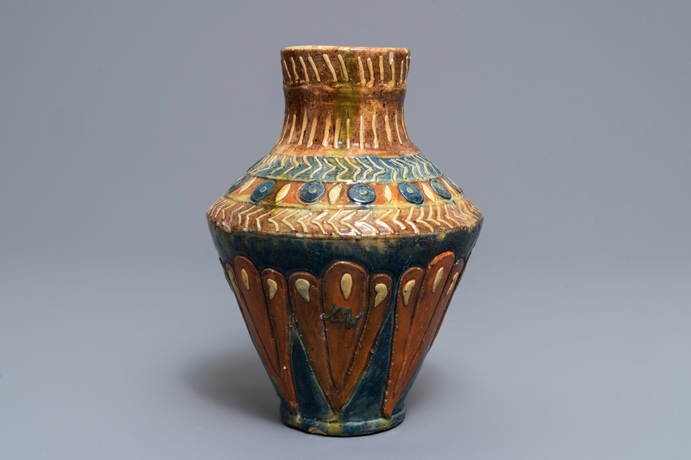 Een Vlaams aardewerken Art Nouveau vaas, Leo Maes Vereenoghe, Torhout, 1891-1909