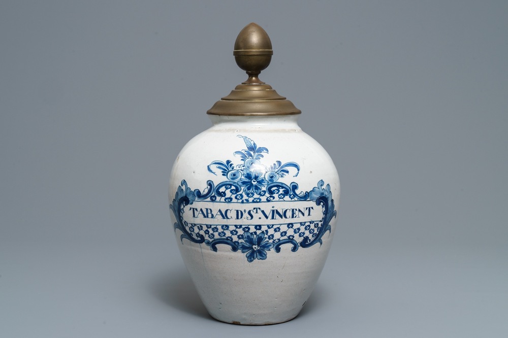 Een grote blauwwitte tabakspot 'Tabac St. Vincent', Rijsel, 18e eeuw