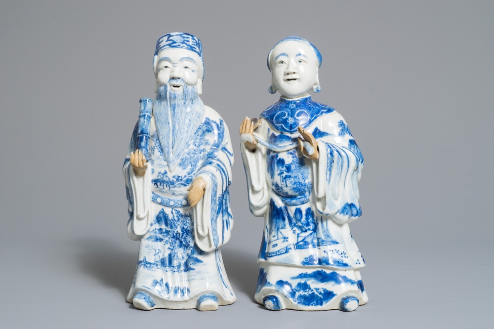 Une paire de figures en porcelaine de Chine bleu et blanc pour le Vietnam, 19&egrave;me