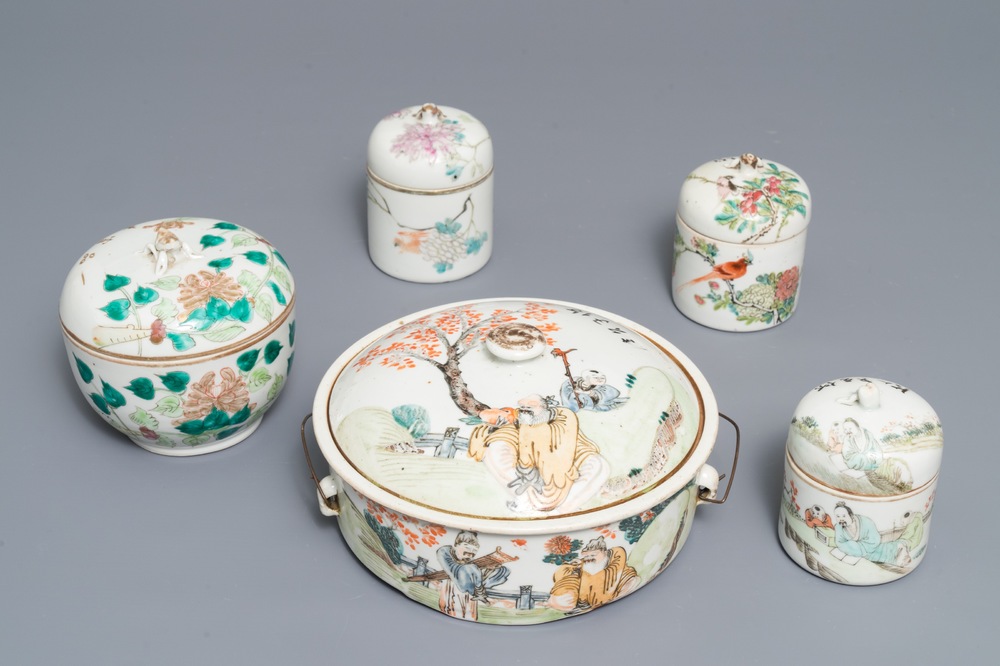 Een Chinese qianjiang cai terrine, drie bekerwarmers en een famille rose dekselkom, 19/20e eeuw