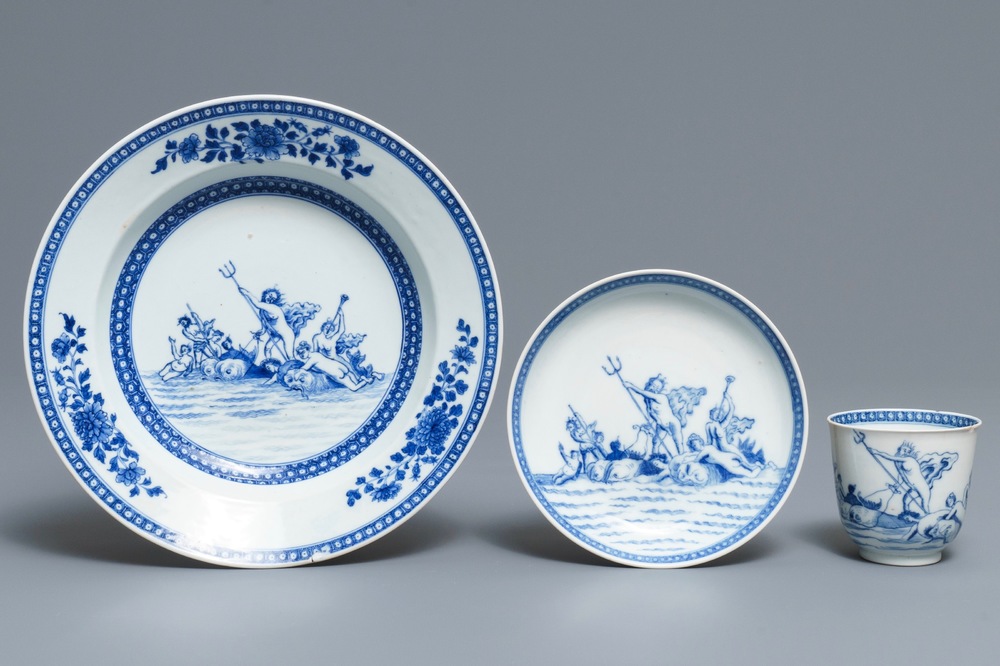 Une assiette et une tasse et soucoupe en porcelaine de Chine bleu et blanc &agrave; d&eacute;cor de Neptune, Qianlong