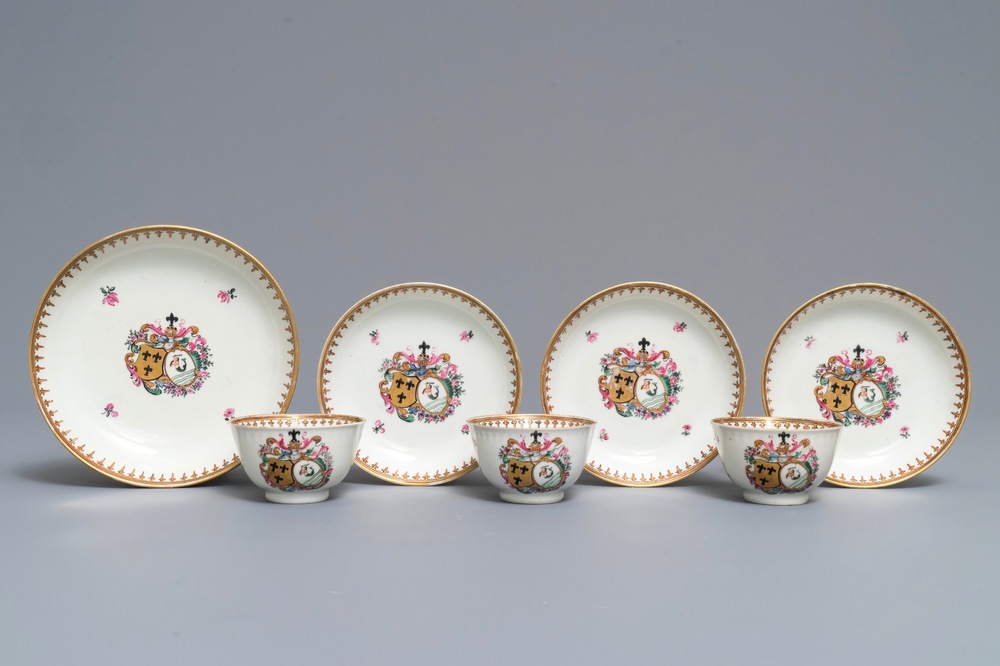 Drie Chinese famille rose koppen en schotels en een papbord voor de Nederlandse mark met wapen Velingius-Visch, Qianlong