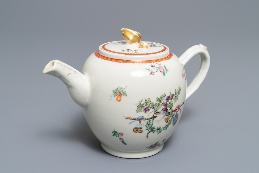 Une th&eacute;i&egrave;re armori&eacute;e en porcelaine de Chine famille rose, blasons de van Visvliet-Sluijmer, Qianlong
