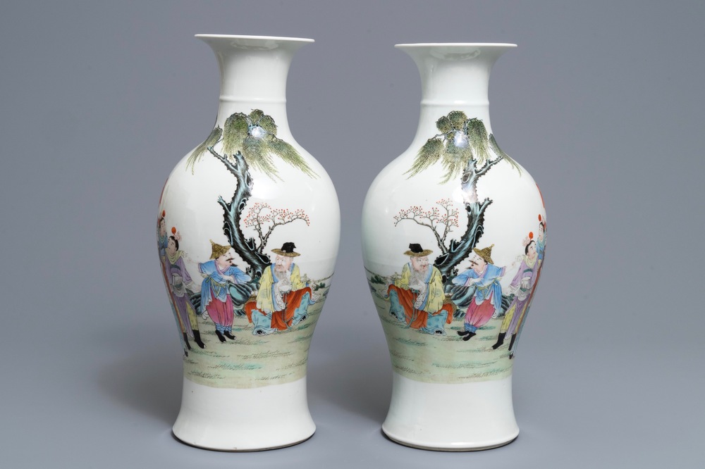 Een paar Chinese famille rose vazen, Qianlong merk, Republiek, 20e eeuw