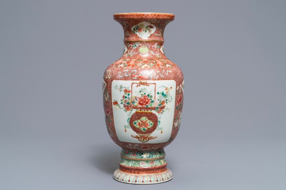 Een Chinese famille rose eierschaal vaas met bloemenmanden, Qianlong merk, Republiek, 20e eeuw