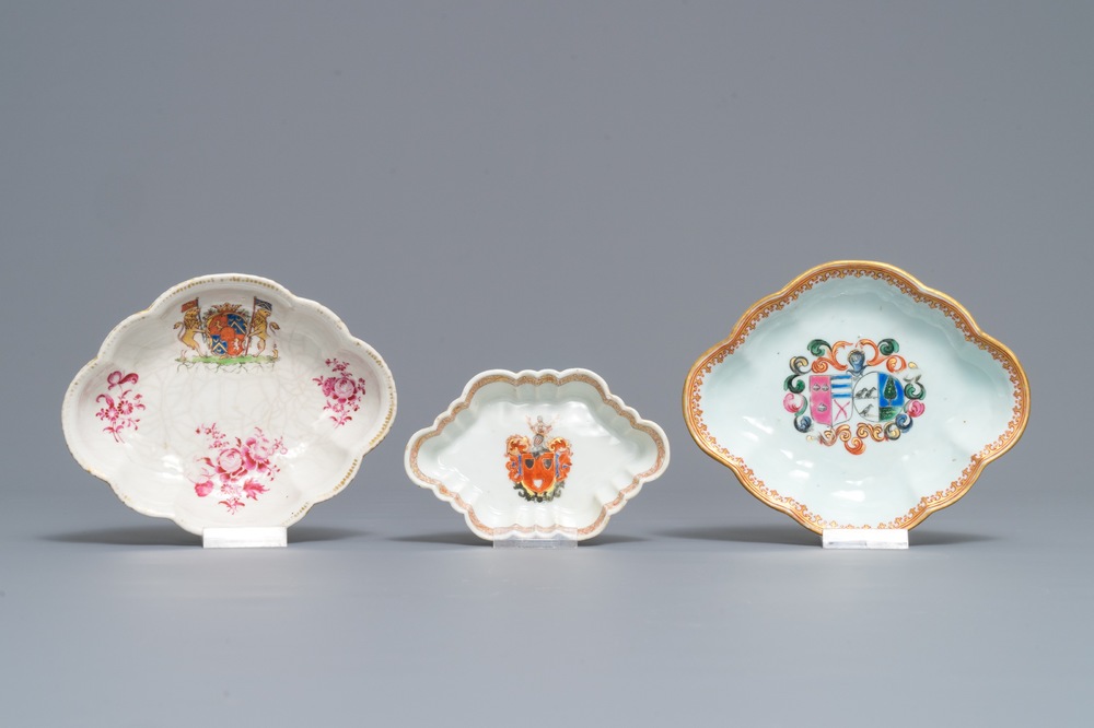 Twee Chinese famille rose pattipans en een lepelrust met wapendecors voor de Nederlandse markt, Qianlong
