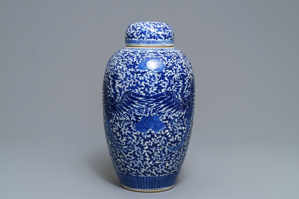 Een Chinese blauwwitte dekselpot met feniksen, 19e eeuw