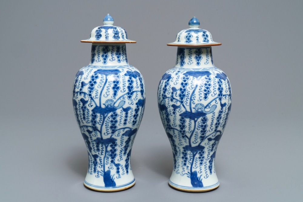 Une paire de vases couverts en porcelaine de Chine bleu et blanc, Kangxi