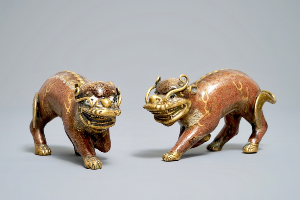 Une paire de mod&egrave;les de qilins en bronze dor&eacute; et &eacute;maux cloisonn&eacute;s, Chine, Qianlong