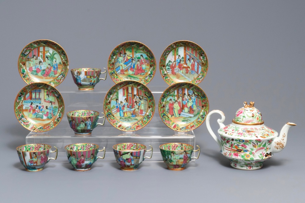 Een Chinese Canton famille rose theepot en zes koppen en schotels, 19e eeuw