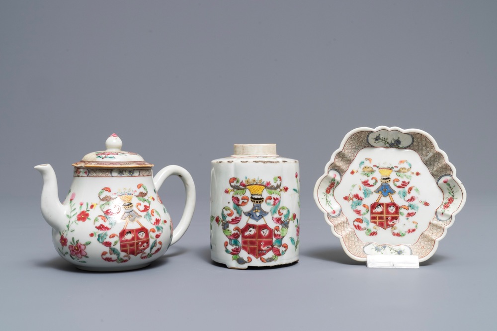 Une th&eacute;i&egrave;re, une bo&icirc;te &agrave; th&eacute; et un pattipan en porcelain de Chine &agrave; d&eacute;cor armori&eacute;, Qianlong