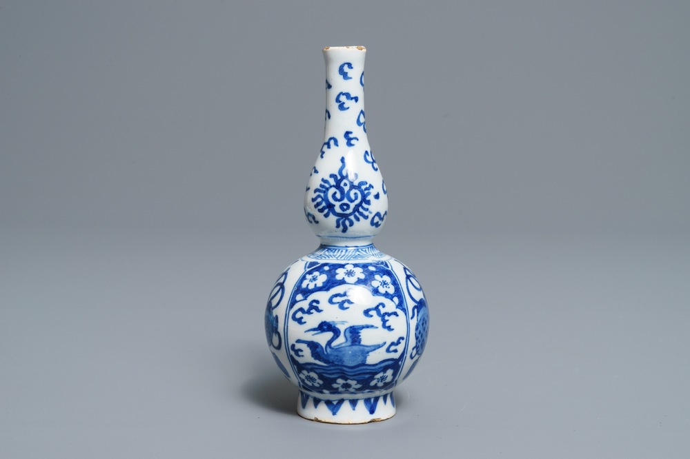 Een blauwwit Delfts kalebasvaasje met zwanen en chinoiserie, eind 17e eeuw