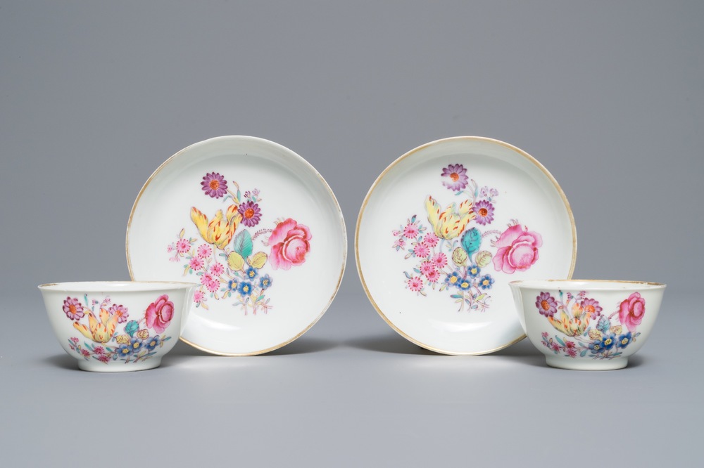 Een paar Chinese famille rose koppen en schotels met fijn floraal decor, Qianlong