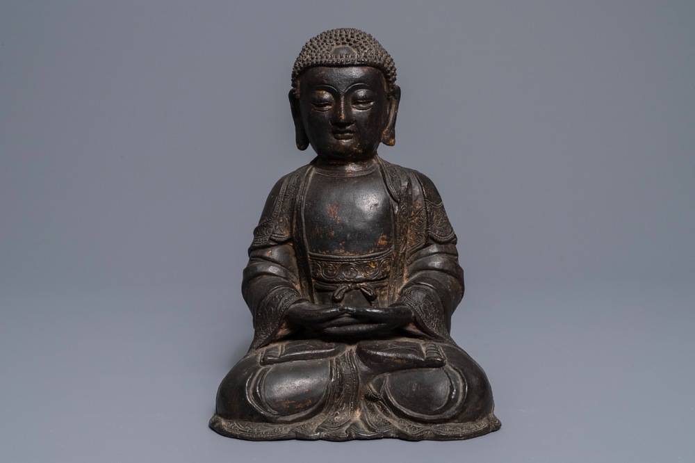 Une figure d'Amithaba Bouddha en bronze aux traces de laque et dorure, Chine, Ming