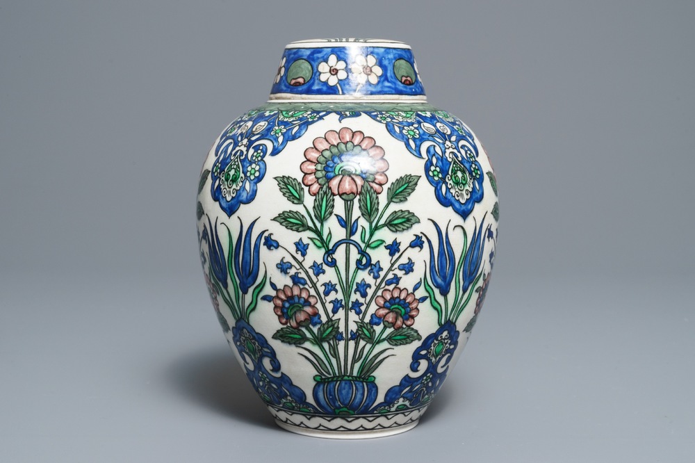 Un pot couvert de style Iznik en fa&iuml;ence de Samson, Paris, 19&egrave;me
