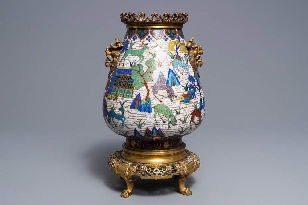 Un vase de forme hu en &eacute;maux cloisonn&eacute;s &agrave; monture en bronze dor&eacute;, Chine, 18/19&egrave;me
