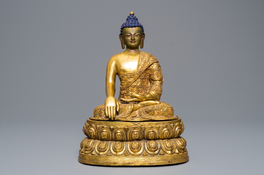Une figure de Bouddha en bronze dor&eacute; incrust&eacute; de turquoise et corail, Tibet, 19/20&egrave;me