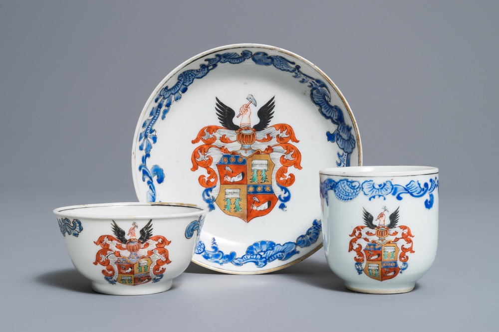 Deux tasses et une soucoupe armori&eacute;es en porcelaine de Chine, Yongzheng