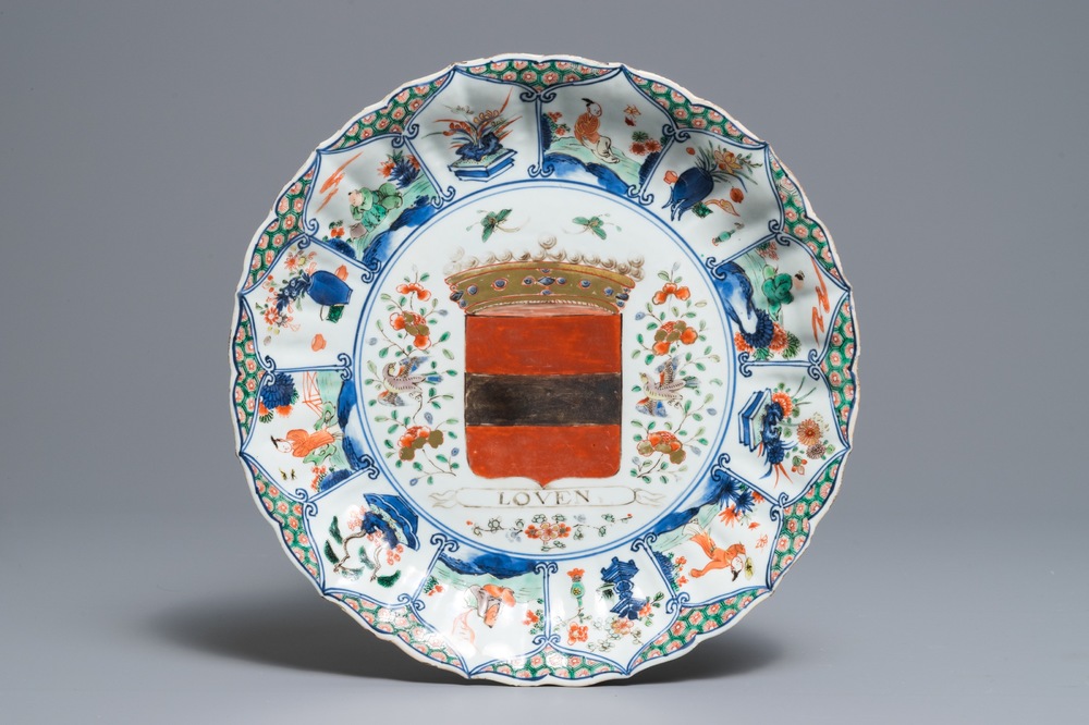 Een Chinese famille verte schotel met het wapen van Leuven, Kangxi/Yongzheng