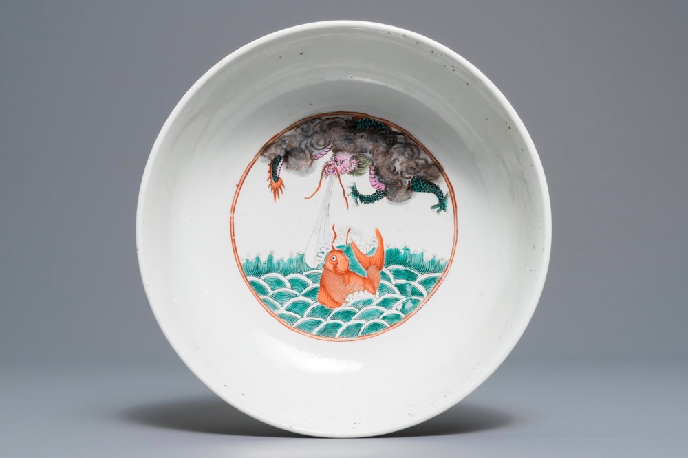 Un bol en porcelaine de Chine rose-verte, marque de Kangxi, 19&egrave;me