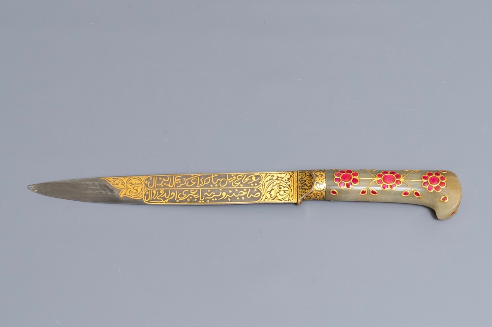 Une dague damasquin&eacute;e &agrave; poign&eacute;e en cristal de roche incrust&eacute; de pierres fines de style moghol, Inde, 19/20&egrave;me