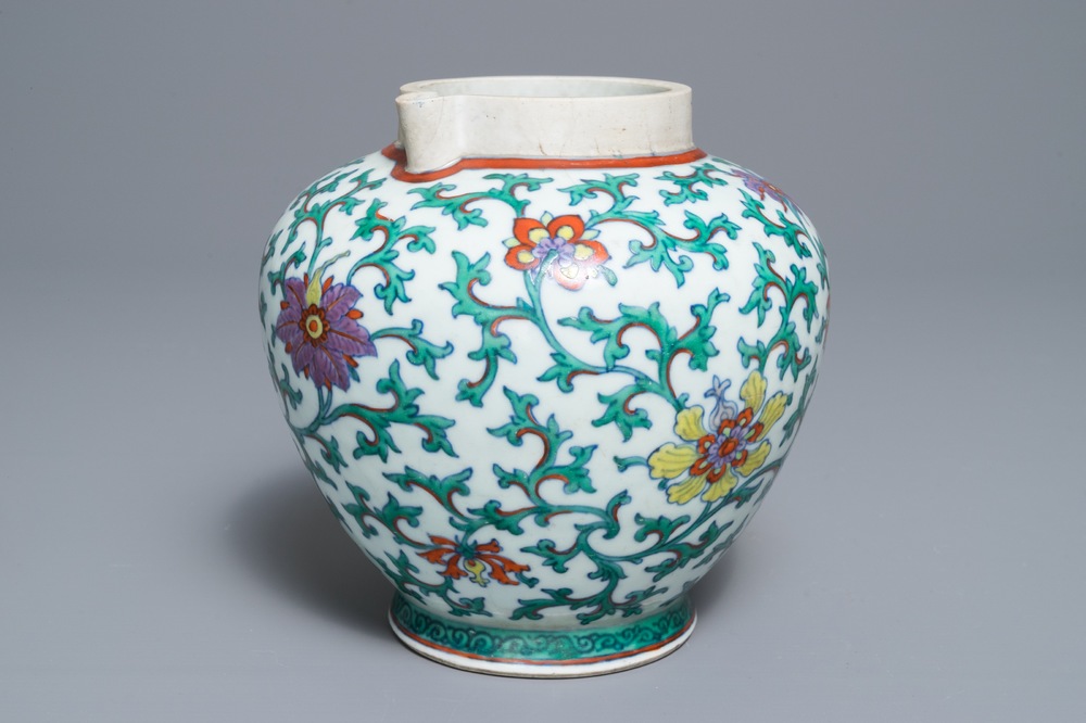 Une verseuse de type 'sengmaohu' en porcelaine de Chine doucai, Kangxi