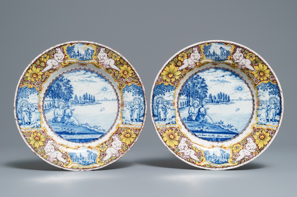 Een paar polychrome Delfts borden in gemengde techniek met bijbels decor, 18e eeuw