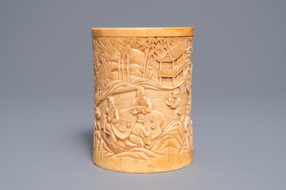 Un pot &agrave; pinceaux en ivoire sculpt&eacute; &agrave; d&eacute;cor des 'Sept sages de la for&ecirc;t de bambous', 18&egrave;me
