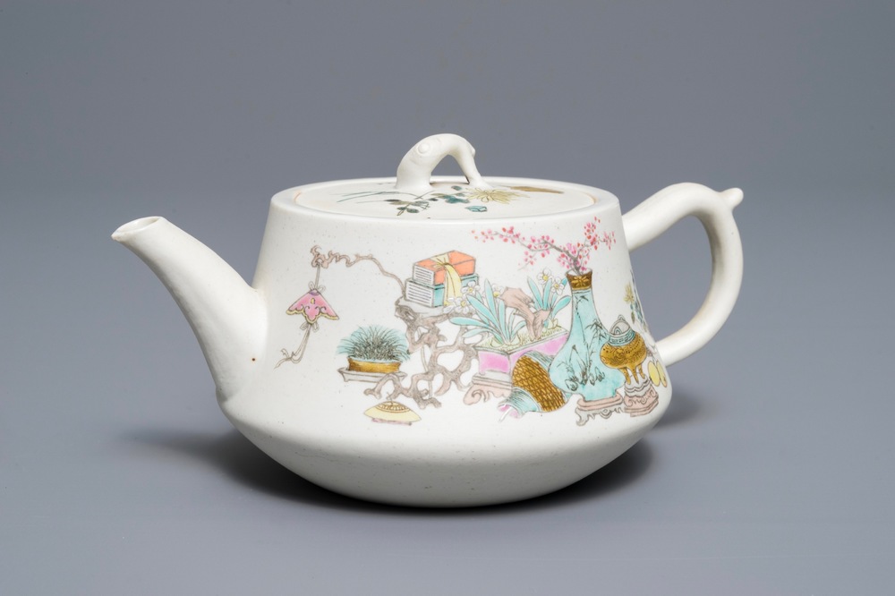 Une th&eacute;i&egrave;re couverte en biscuit &eacute;maill&eacute; de style qianjiang cai, Chine, dat&eacute;e 1894