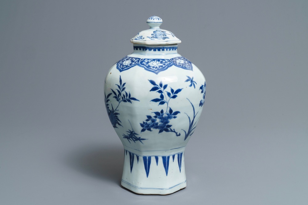 Een Chinese blauwwitte dekselvaas met floraal decor, Transitie periode
