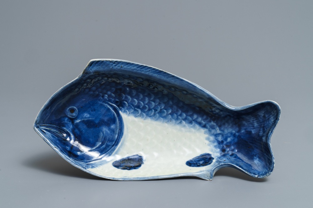 Une coupe en forme de poisson en porcelaine Arita de Japon en bleu et blanc, Edo, 18&egrave;me