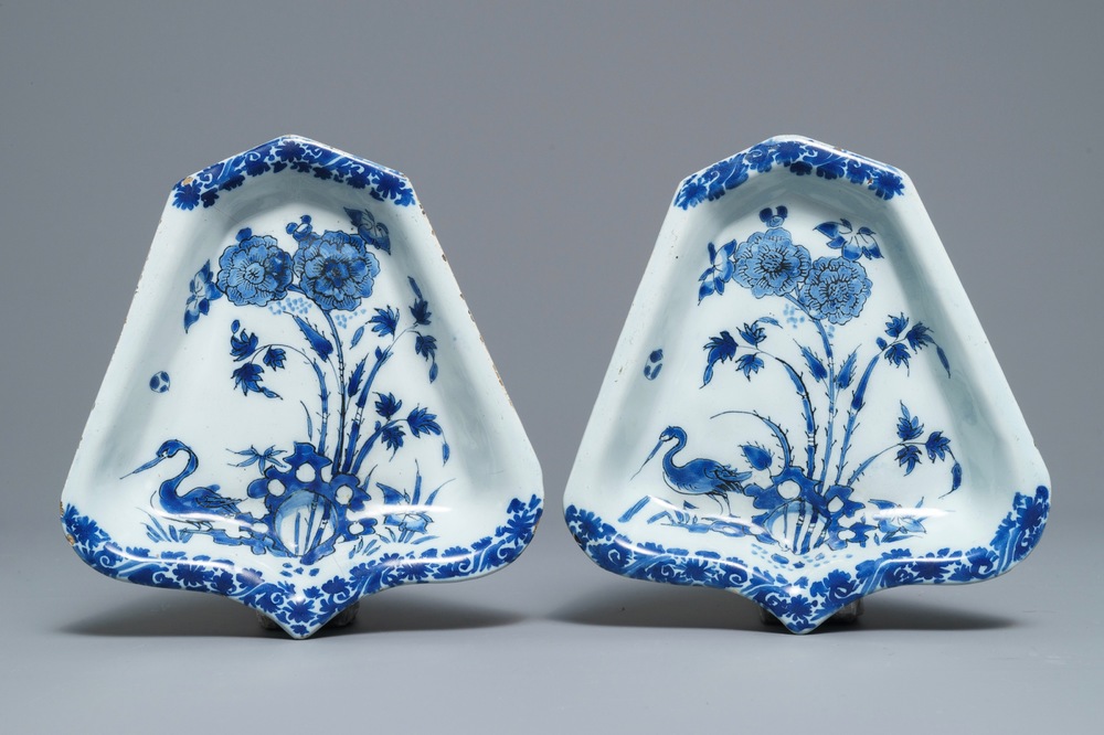 Une paire de plats &agrave; condiments en fa&iuml;ence de Delft en bleu et blanc, fin du 17&egrave;me