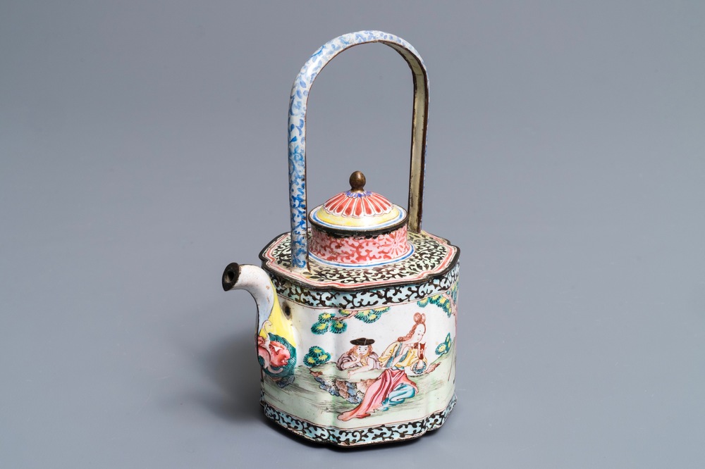 Une th&eacute;i&egrave;re couverte en &eacute;maux de Canton &agrave; d&eacute;cor europ&eacute;en, Chine, Qianlong