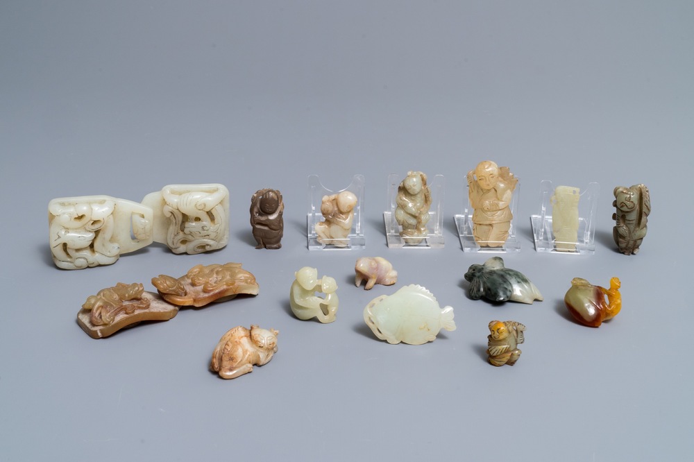 Vijftien diverse Chinese jade en hardstenen snijwerken, 19/20e eeuw
