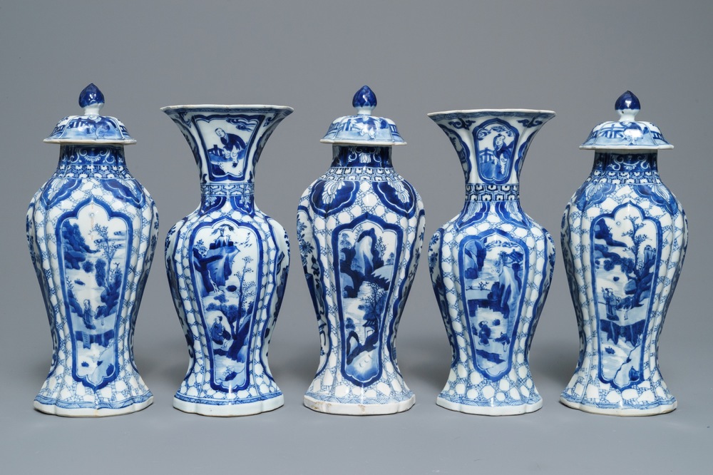 Une garniture de cinq vases en porcelaine de Chine bleu et blanc, Kangxi
