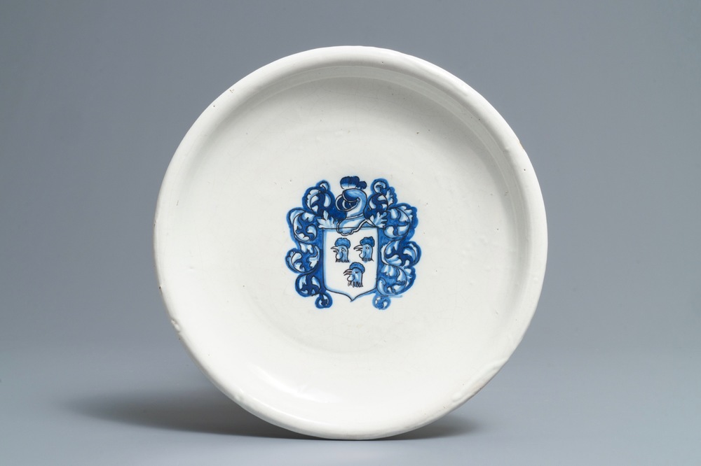 Une tazza armori&eacute; en majolique italienne en bleu et blanc, 18&egrave;me