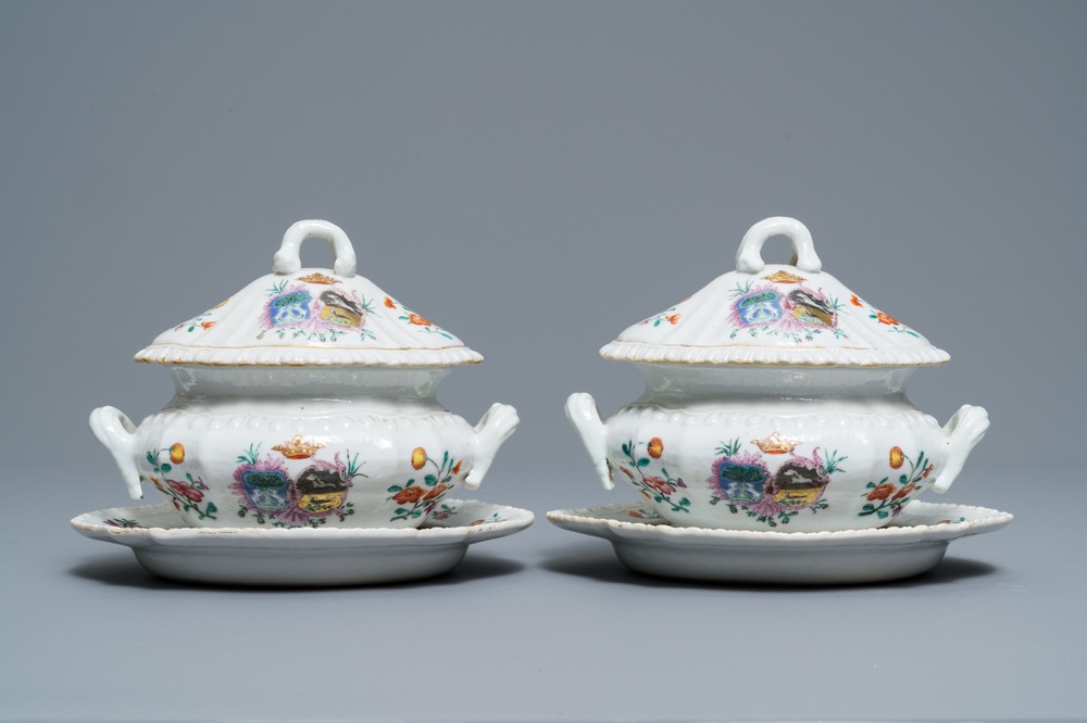 Une paire de terrines en porcelaine de Chine famille rose pour le march&eacute; hollandais, blasons de Nauta Beuckens et Swalue, Qianlong