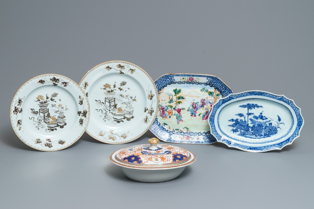 Vier Chinese blauwwitte, famille rose en grisaille schotels en een wapenterrine voor de Amerikaanse markt, Qianlong/Jiaqing
