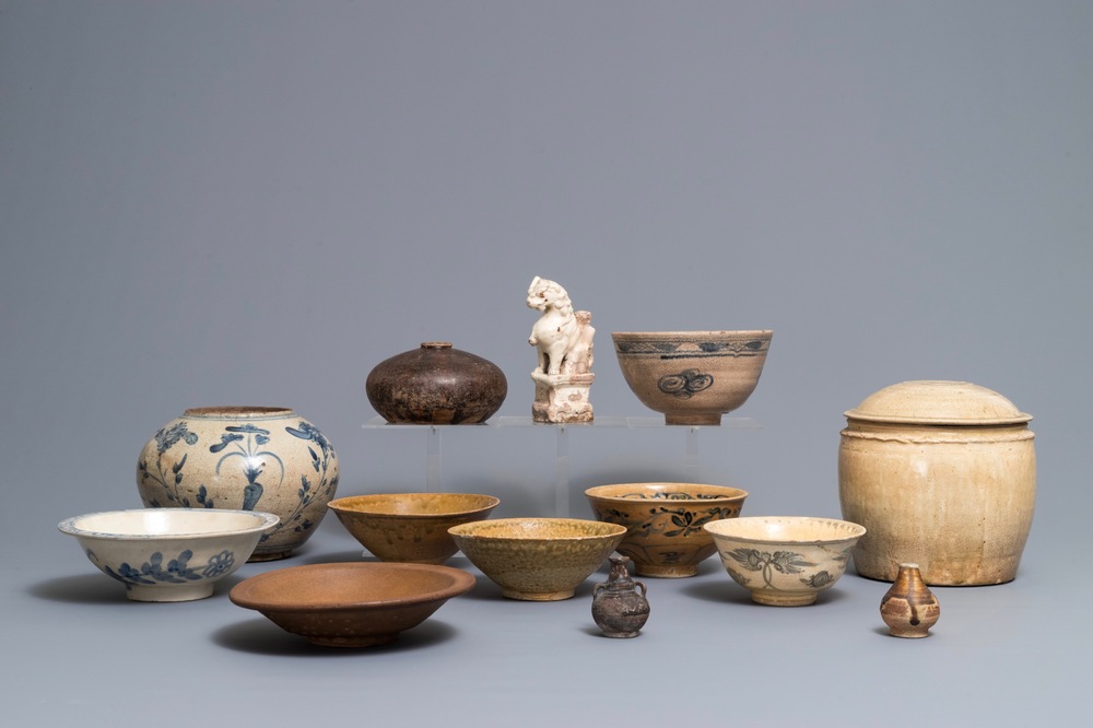 Une collection de 13 pi&egrave;ces en c&eacute;ramique de Vietnam, 14/15&egrave;me