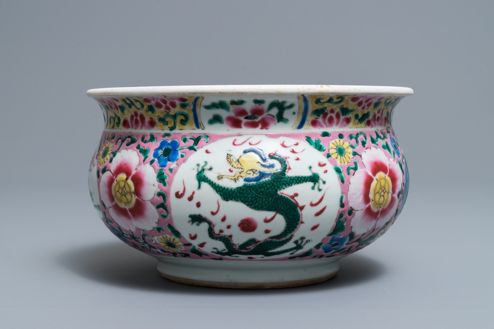 Een Chinese famille rose wierookbrander met draken, Yongzheng