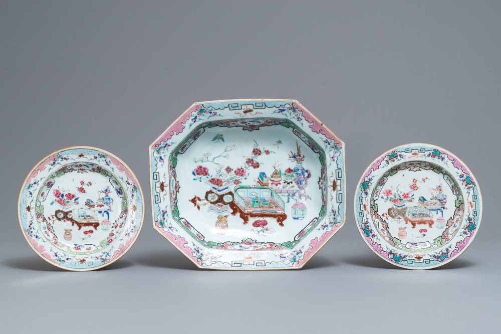 Een Chinees famille rose bassin en een paar borden met decor van kostbaarheden, Qianlong