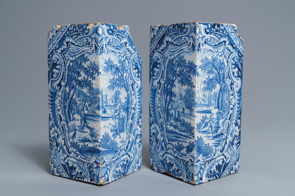 Une paire de carreaux de coin de po&ecirc;le en fa&iuml;ence d'Hambourg en bleu et blanc, Allemagne, 18&egrave;me