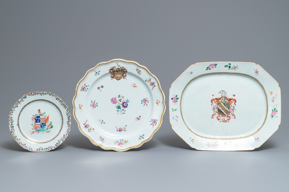 Drie Chinese famille rose wapenschotels voor de Engelse markt, Qianlong
