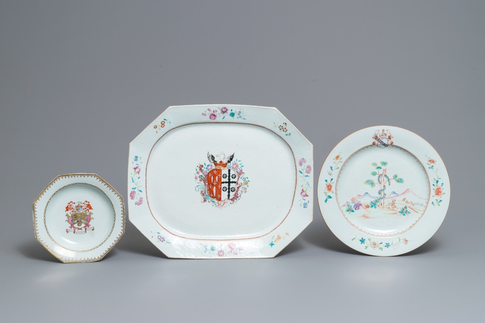 Drie Chinese famille rose wapenschotels voor de Engelse markt, Qianlong