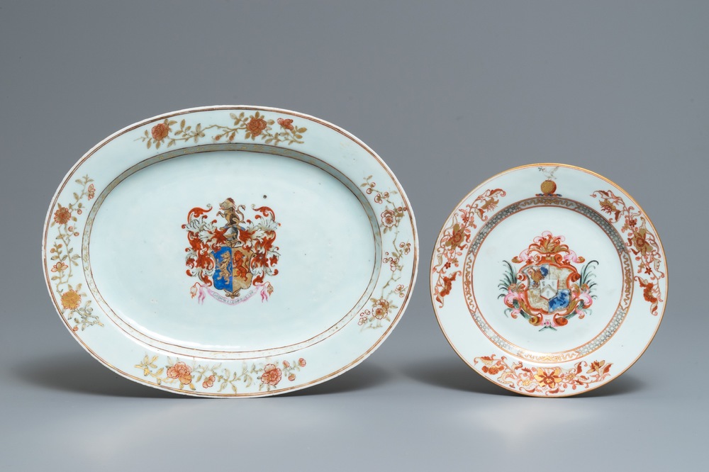 Twee Chinese famille rose wapenschotels voor de Engelse markt, Yongzheng/Qianlong