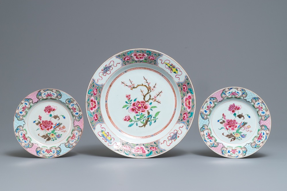 Een Chinese famille rose schotel en een paar borden met floraal decor, Qianlong