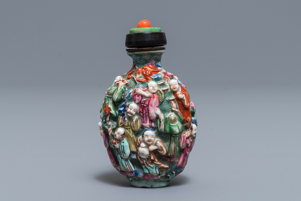 Une tabati&egrave;re en porcelaine de Chine famille rose &agrave; d&eacute;cor en relief, 19&egrave;me