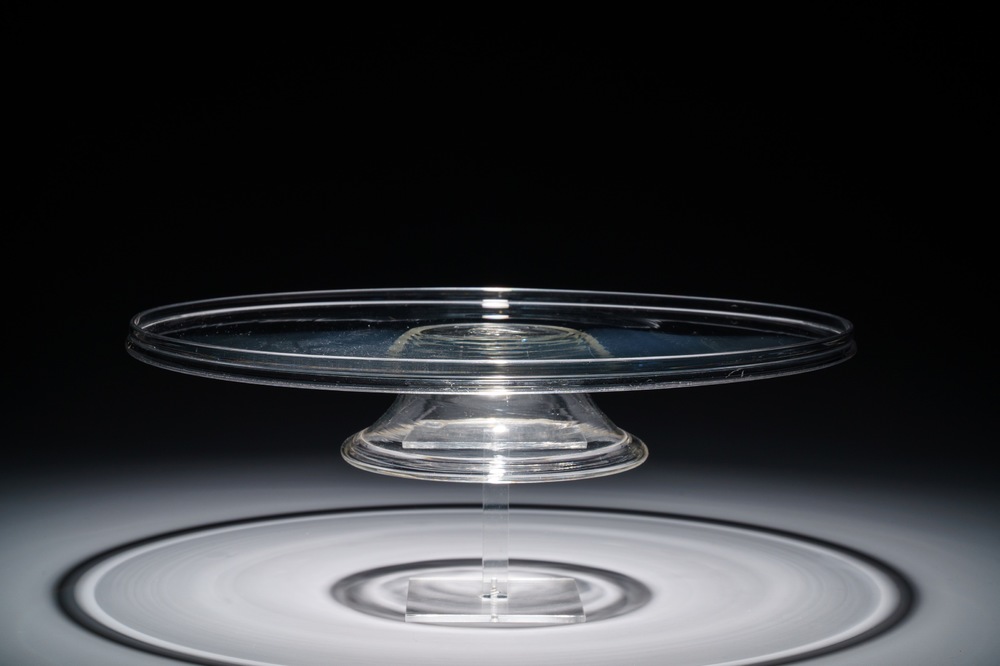 Un grand tazza sur pi&eacute;douche basse en verre, Angleterre, 17/18&egrave;me